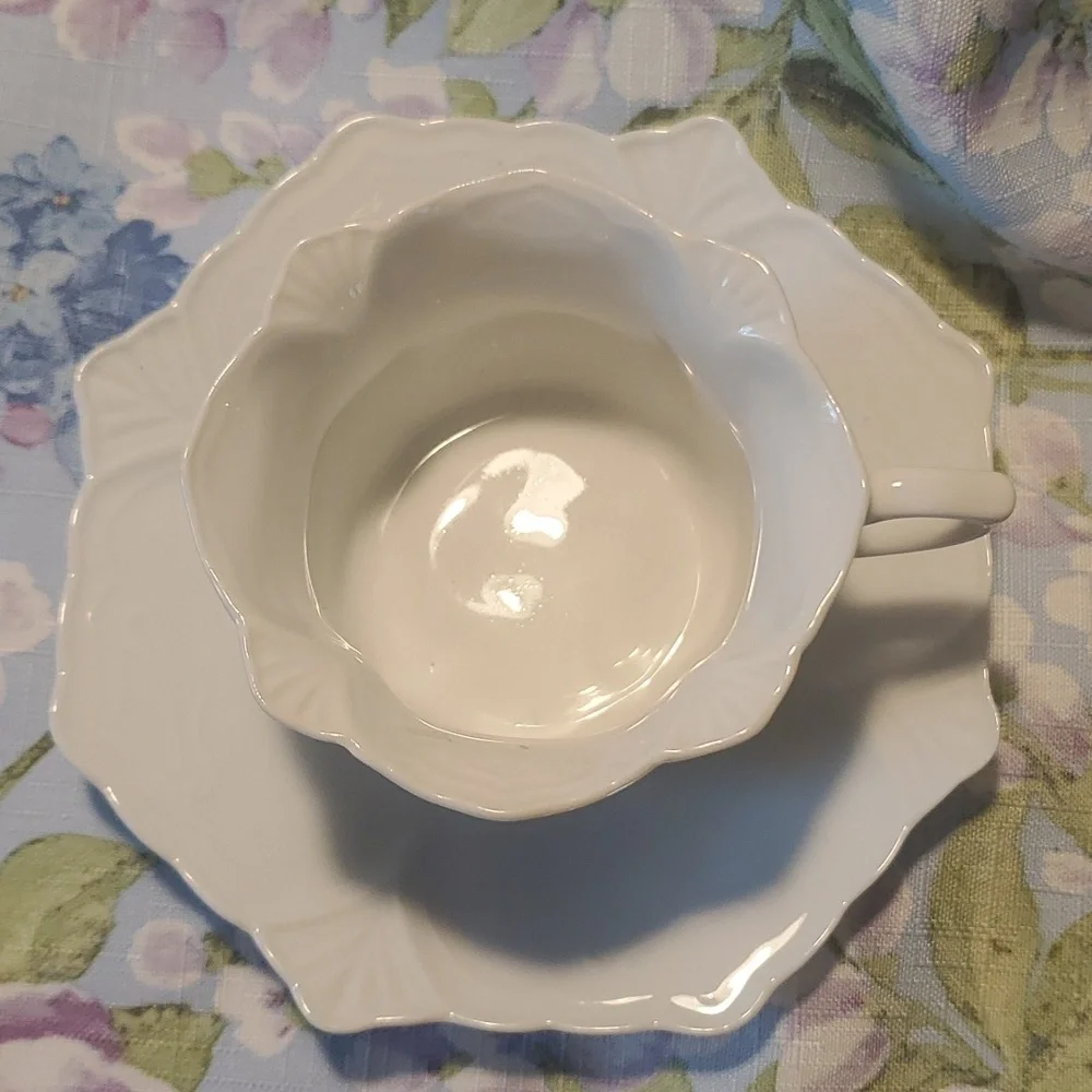 Porcelain TULIP Teacup and saucer VINTAGE white Tea Coffee - Picture 3 of 5
